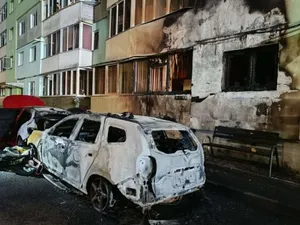 Trei autoturisme distruse într-un incendiu la Brașov, flăcările au afectat și un bloc din apropiere - Foto: ISU Brașov