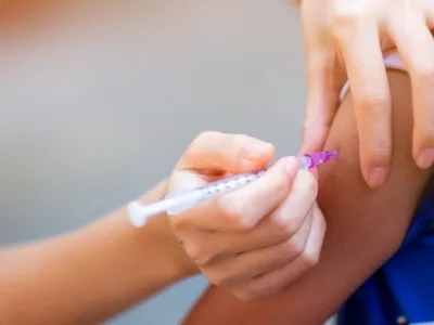 De la 1 august, începe imunizarea tinerilor cu vârste între 12 şi 17 ani cu vaccinul Spikevax. / Foto: digi24.ro