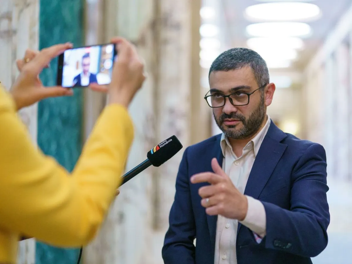 Florin Manole, ministrul Muncii, dând declaraţii presei - Foto: INQUAM PHOTOS/Pană Tudor
