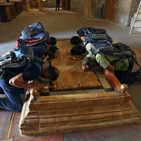 Şase pelerini, la Piatra de ungere, unde se presupune că a fost depus Iisus, după coborîrea de pe Cruce - Foto: Profimedia Images