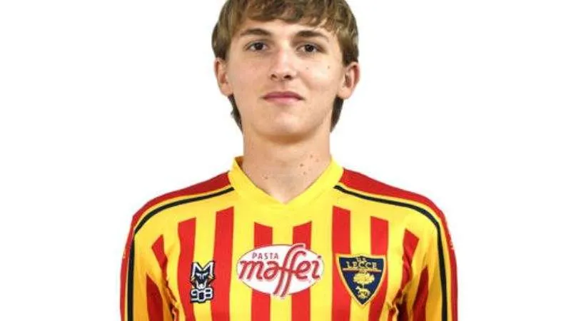 Fotbalistul Cătălin Vulturar, pe lista The Guardian cu cei mai talentaţi jucători născuţi în 2004. / Foto: uslecce.it