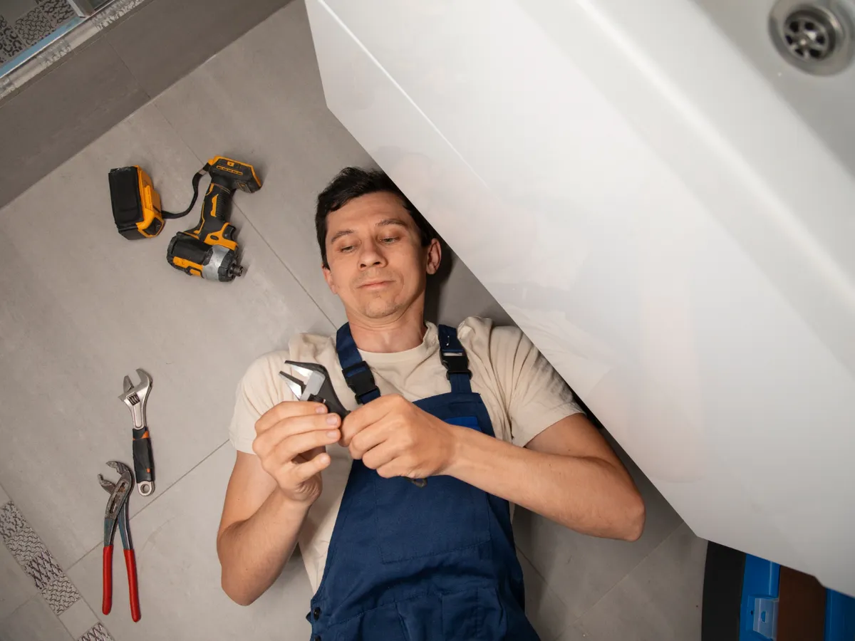 Instalator bărbat care lucrează pentru a remedia problemele la casa clientului - Foto: Freepik (rol ilustrativ)