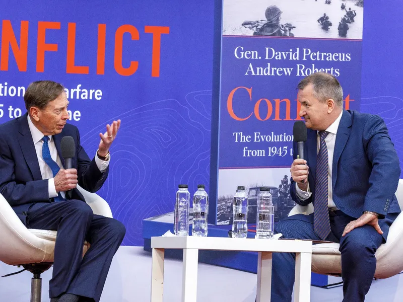 Fostul șef al CIA David Petraeus, la București - Foto: newstrategycenter.ro