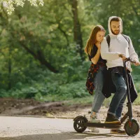 Fată de 14 ani, în comă. A „zburat” de pe trotineta electrică condusă de un băiat. Ce s-a întâmplat? - Foto: Freepik (Imagine cu rol ilustrativ)