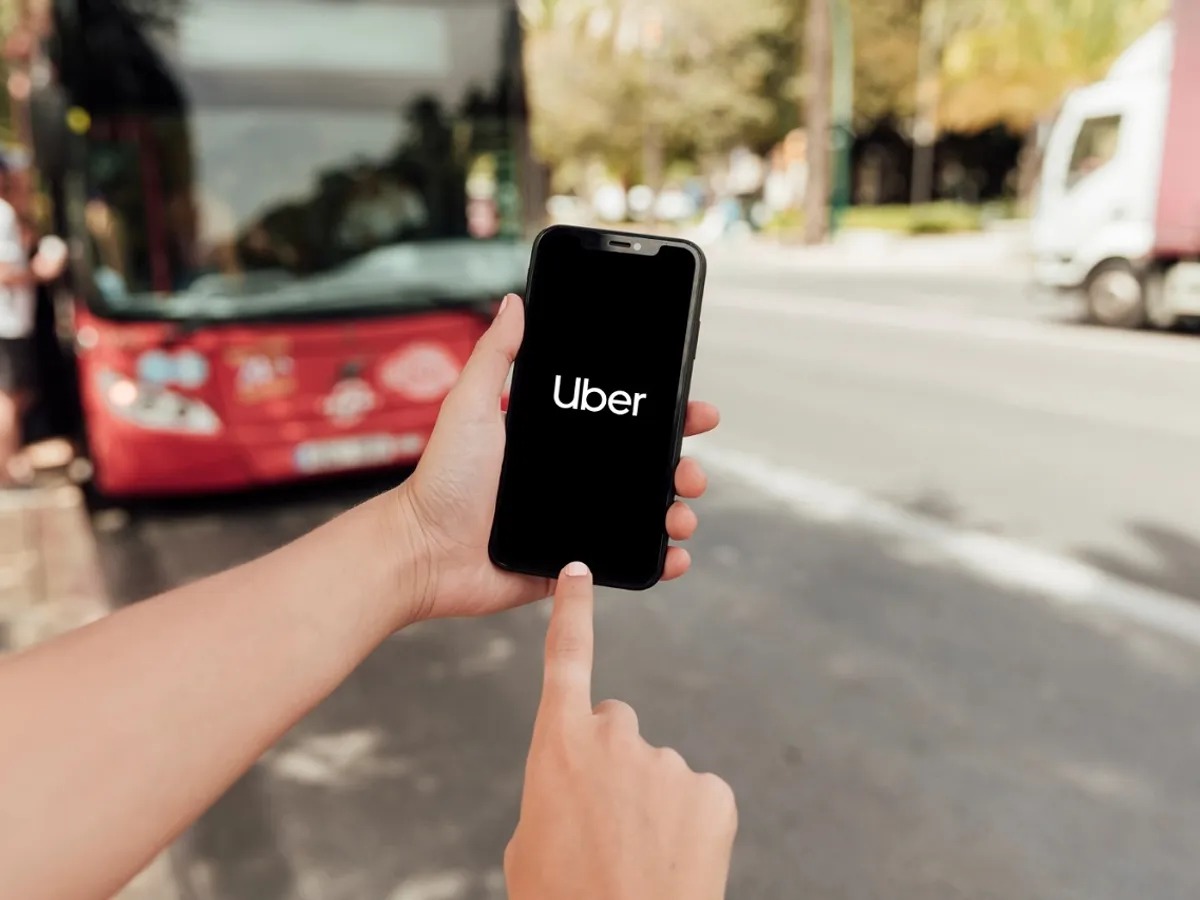 Tânără de 19 ani hărțuită sexual de un șofer Uber a ajuns la spital - Foto: Freepik (cu rol ilustrativ)