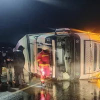 Un șofer turc a adormit și s-a răsturnat cu TIR-ul de-a latul DN 56 A. / Foto: News-Mehedinti.ro