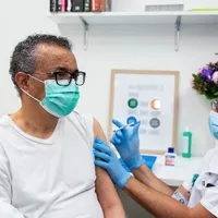 Varianta Delta (indiană) a COVID devine dominantă global, anunță OMS, instituție al cărei șef s-a vaccinat recent/FOTO: Facebook/WHO