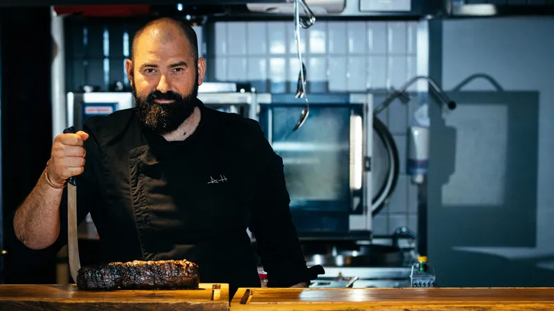 Chef Adi Hădean, „prizonier” în WC o lună din cauza lubeniței. Ce a găsit un laborator în fructe - Foto: Facebook/Adrian Hadean
