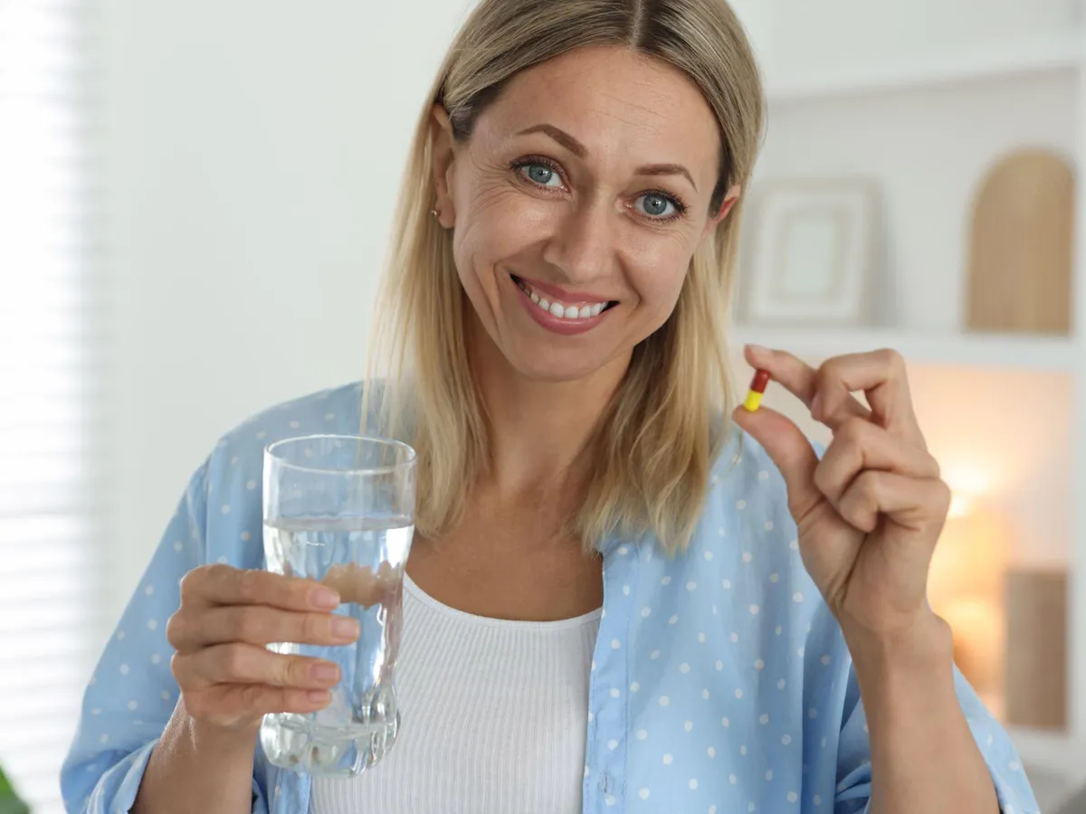 Femeie care vrea să bea o vitamină - Foto: Freepik (Imagine cu rol ilustrativ)