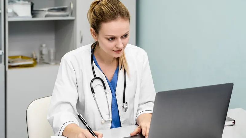 O nouă escrocherie fură datele sensibile despre pacienți. Medicii primesc solicitări prin e-mail - Foto: Freepik (rol ilustrativ)