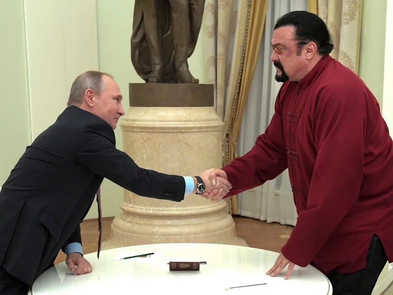 Vladimir Putin dă mâna cu Steven Seagal la Kremlin, cu ocazia înmânării pașaportului rusesc/foto: Profimedia Images