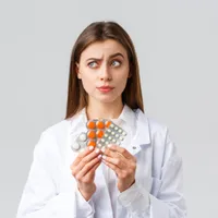 Femeie cu medicamente - Foto: Magnific.com (Imagine cu rol ilustrativ)