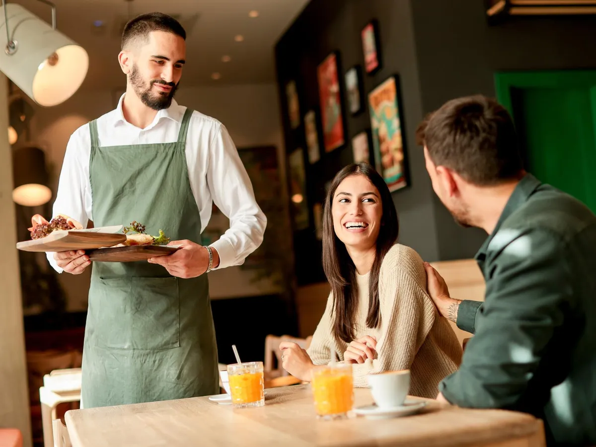 Persoane care stau la masă - Foto: Freepik (Imagine cu rol ilustrativ)