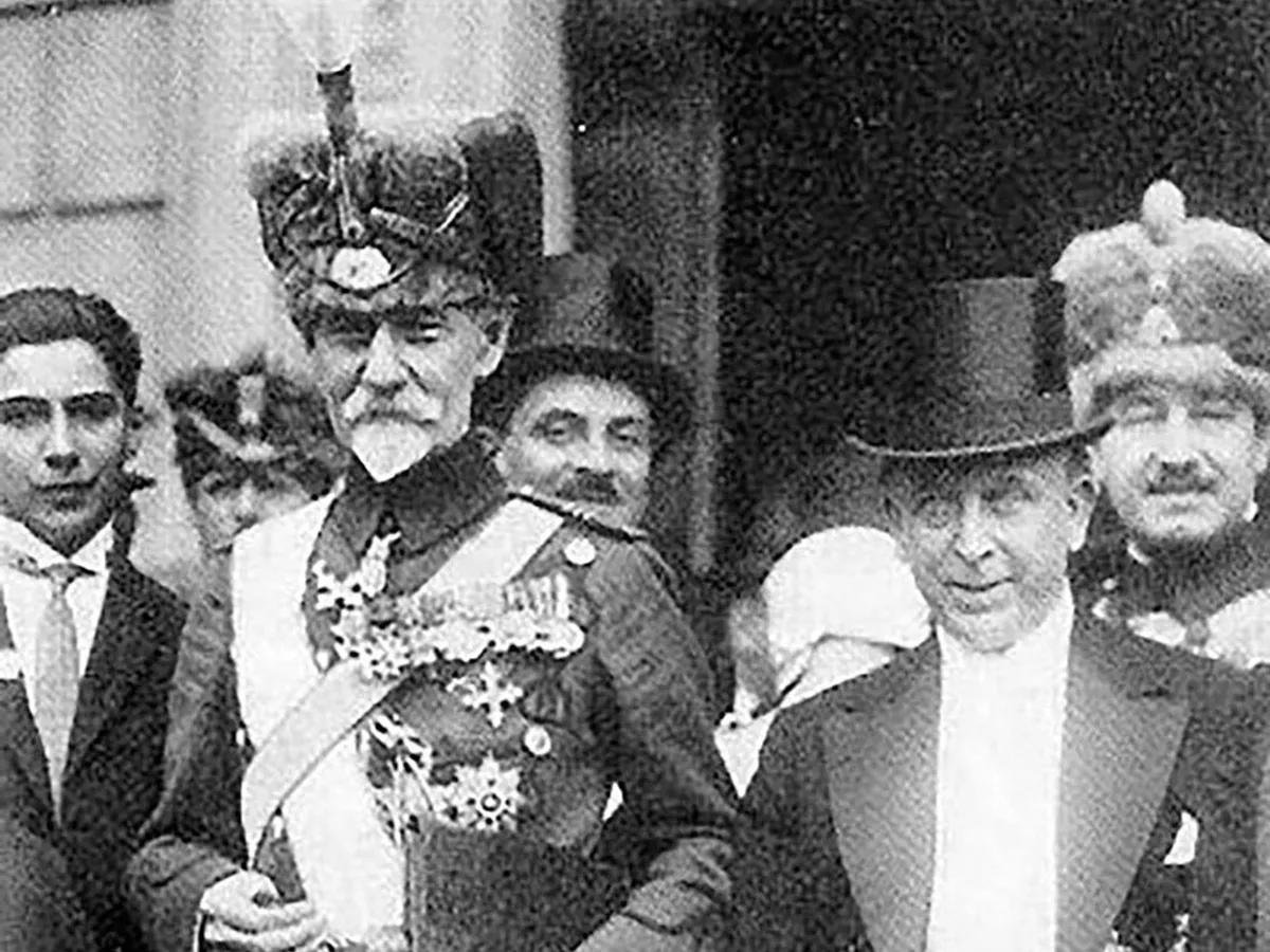 Barbu Brezianu și Octavian Goga, încadrându-l
pe Mareșalul Averescu