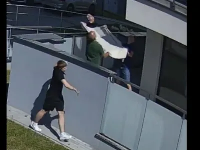 „O chestiune de secunde”: Momentul în care trei polonezi reușesc să prindă într-o pătură un copil care cade de la etajul 5 al unui bloc