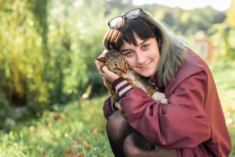 Fată cu pisică - Foto: Magnific.com (Imagine cu rol ilustrativ)