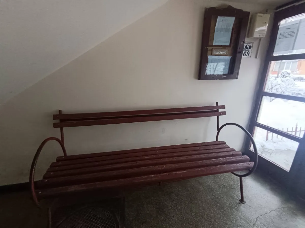Bancă în scara blocului - Foto: FB / Asociații de Proprietari România