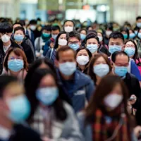 CONTAMINARE Spre sfârșitul anului 2019, câteva zeci de persoane, în mare parte din orașul chinez Wuhan, au fost infectate cu un nou coronavirus și au făcut pneumonie