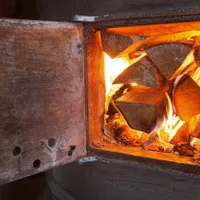 Lovitură pentru milioane de români. Încălzirea cu lemne și sobele ar putea fi interzise - Foto: Profimedia images