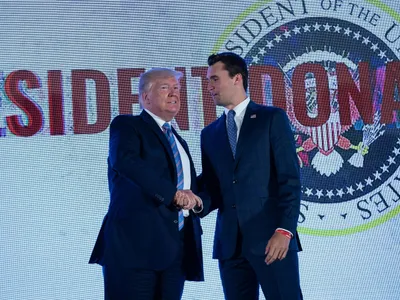 Donald Trump alături de Charlie Kirk - Foto: Profimedia Images