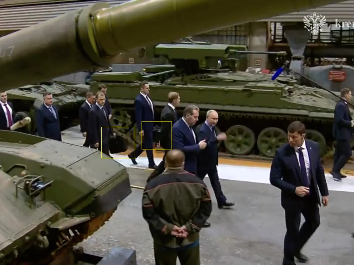Putin, în vizită la UralVagonZavod, cel mai mare producător de tancuri de luptă, cu doi ofițeri care duc servietele nucleare - Foto: Profimedia Images