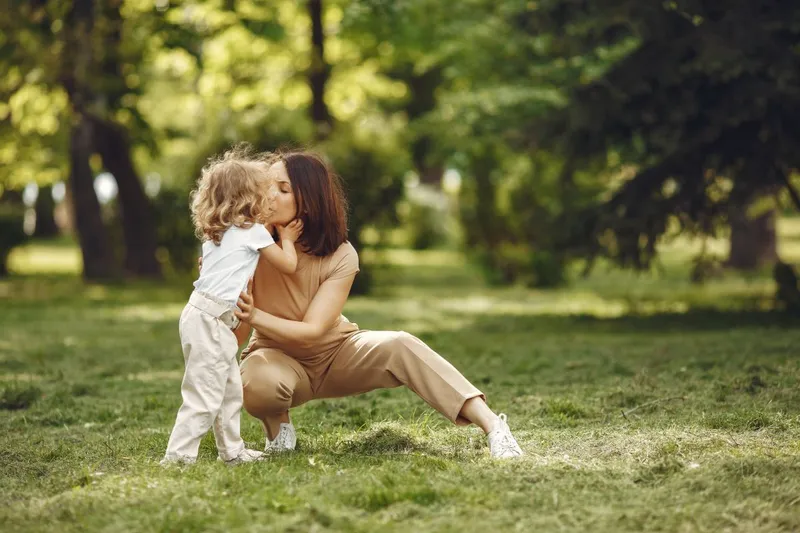 Mamă cu copil &icirc;n poieniţă - Foto: Magnific.com/prostooleh