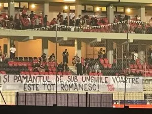 Tunete și fulgere în direct, pe subiectul Csikszereda - Dinamo: 'Niște nesimțiți provocatori' / 'I-au lăsat să intre cu bannerul pentru a le da omor'