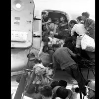 FOTO Vietnamezii, disperați să urce în avioanele americane care se retrag din Saigon în 1975   / https://rarehistoricalphotos.com/