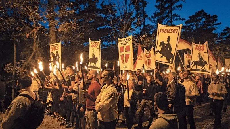 Membri ai grupării de tineret de extremă dreapta Generația Identitate. Foto Getty Images