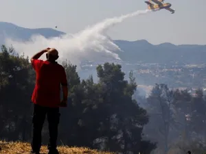 Incendiul de vegetație de la Atena: un apicultor, arestat pentru provocarea focului. / Foto: bbc.com