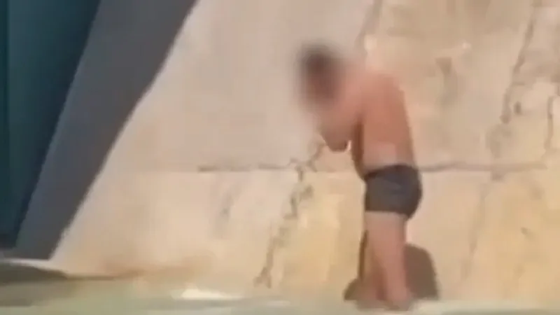 Un pasager a făcut duș la fântâna arteziană de la Terminalul Plecări al unui mare aeroport Foto: captură video Corriere Della Serra
