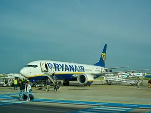 Un mort în avionul Ryanair care zbura în Italia. „S-a plâns de greață, la îmbarcare” - Foto: Profimedia Images