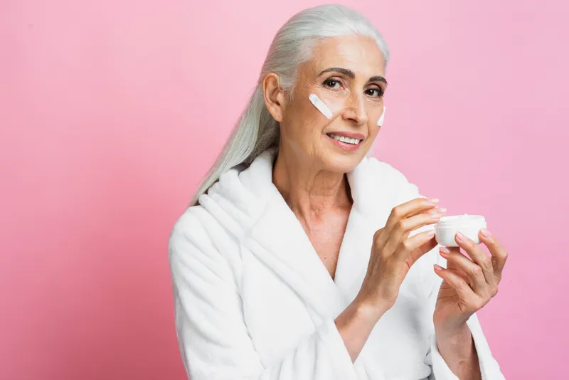 Femeie care isi aplica o crema - Foto: Freepik (rol ilustrativ)