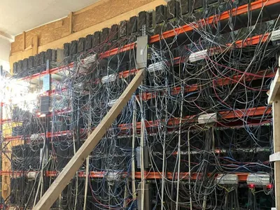 ANAF a descoperit o fermă clandestină de criptomonede în Satu Mare după factura la energie electrică - Foto: ANAF