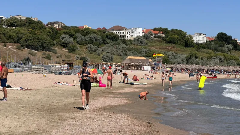 Cât de costă o zi la mare, în Constanța? O apă la 330 ml este 12 lei, iar o pizza 70 de lei - Foto: Newsweek / imagine cu rol ilustrativ