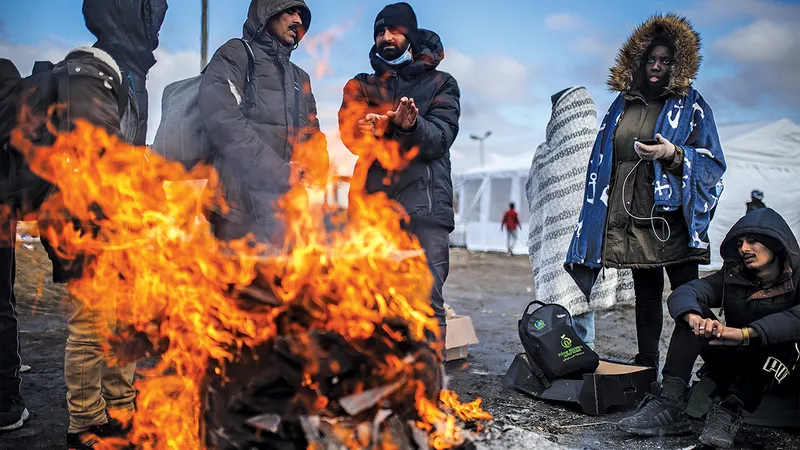 Le ia refugiaților două-trei zile la temperaturi sub zero grade pentru a ajunge în Polonia (aici, oameni care se încălzesc la trecerea Medika)