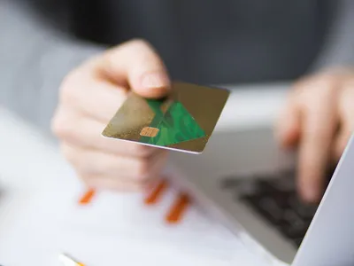 Femeie făcând online banking - Foto: Freepik/katemangostar