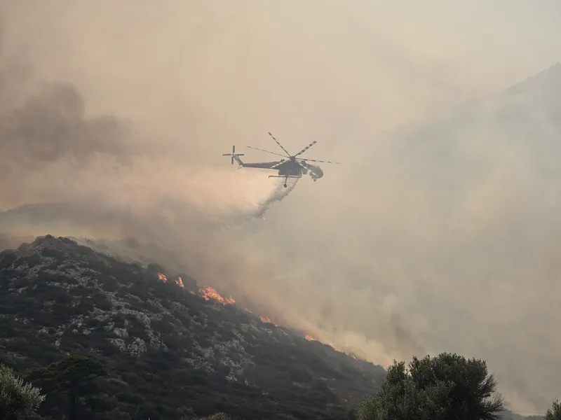 Incendiu de vegetație lângă Atena. Zeci de persoane evacuate, case distruse și stațiuni afectate - Foto: Profimedia images