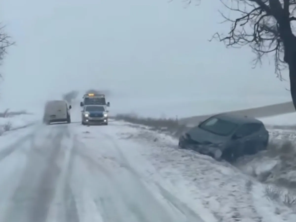 Cod roșu de viscol în România. Rafale de până la 120 km/h. Haos pe șosele: Se alunecă foarte uşor. Aveţi grijă