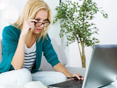 O femeie citește un mesaj pe laptop - Foto: Freepik (rol ilustrativ)