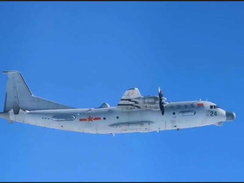 Un avion chinezesc Y-9 de colectare de informații în apropiere de Okinawa, Japonia, la 14 noiembrie/foto: Ministerul japonez al Apărării