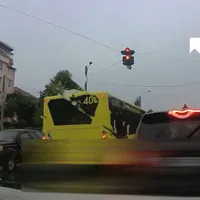 Un șofer de autobuz nu are răbdare să stea la stop și trece pe roșu, blochează intersecția. / Foto: captură video