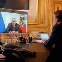 Macron a vorbit din nou cu Putin. Liderul suprem de la Kremlin a acuzat Ucraina de „crime de război”. / Foto: politico.eu