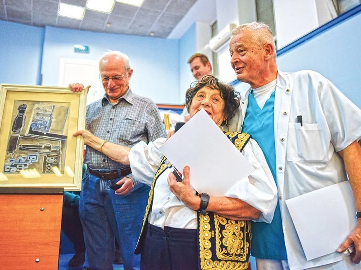 ANIVERSARE  În noiembrie 2018, Spitalul Universitar de Urgență București a împlinit 40 de ani. Ocazie cu care Sorin Oprescu a primit un tablou de la o fostă colegă
