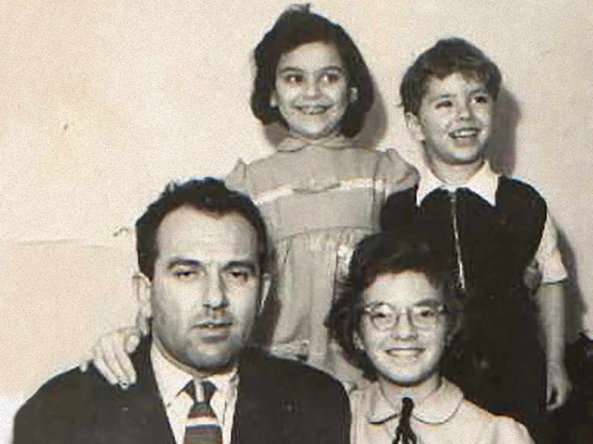 Gheorghe Ursu, la vârsta de 36 de ani, alături de fiul său, Andrei, de fiica sa, Olga, și de o nepoată, Monica.