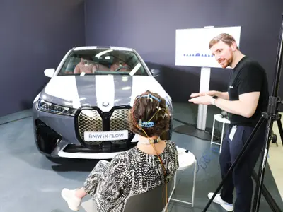 Start-up-ul Brainboost din München a reușit, cu ajutorul unui electroencefalograf, să determine schimbarea culorii vopselei high-tech E Ink, prezentată experimental de BMW pe modelul BMW iX Flow. / Foto: BMW