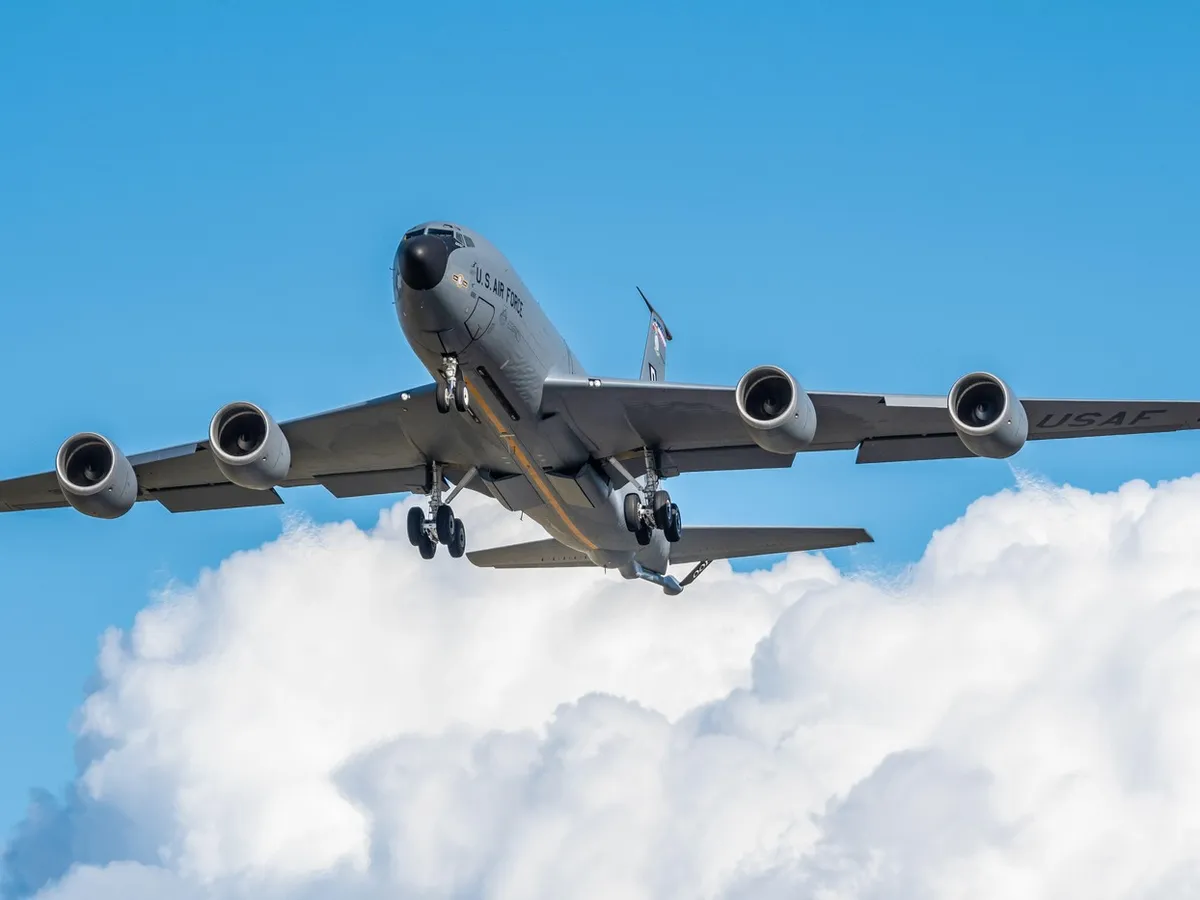 Un avion-cisternă KC-135 al SUA s-a prăbușit în Irak. Rezistența Islamică din Irak spune că l-a doborât