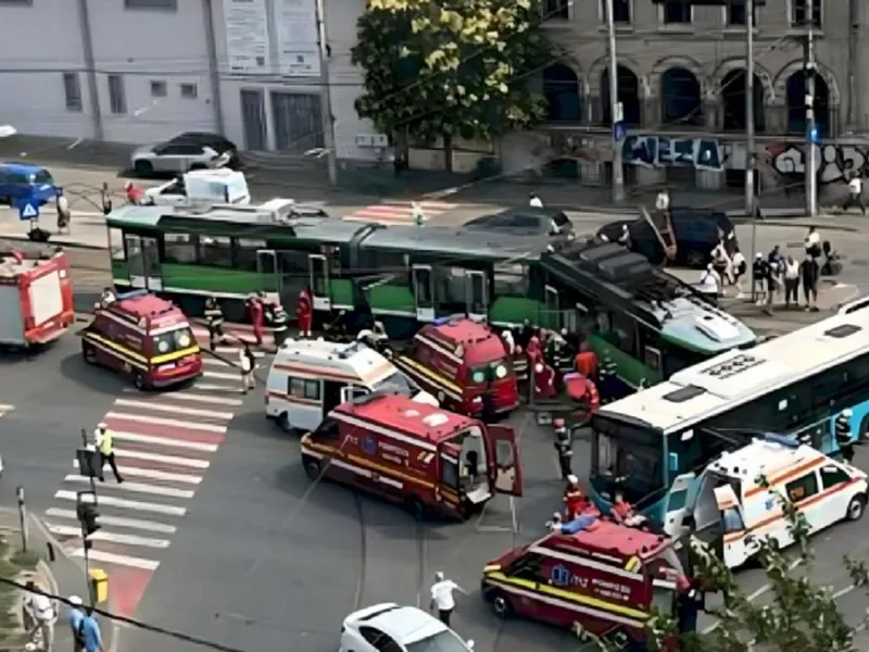 Accident grav, în București. Un tramvai și un autobuz, impliacte. 11 răniți -  Infotrafic București și Ilfov/Facebook