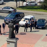Bprbatul se află în mațina sa cu o butelie și un cuțit și amenință că se sinucide Foto: bistriteanul.ro