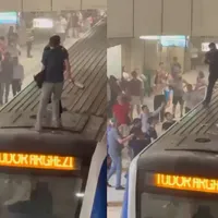 Un bărbat s-a urcat pe un metrou în București - Foto: Imagini amator